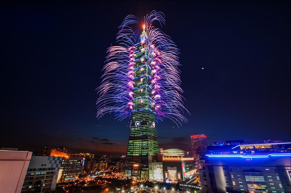 Celebrando 2015 con los fuegos artificiales de Taipei 101